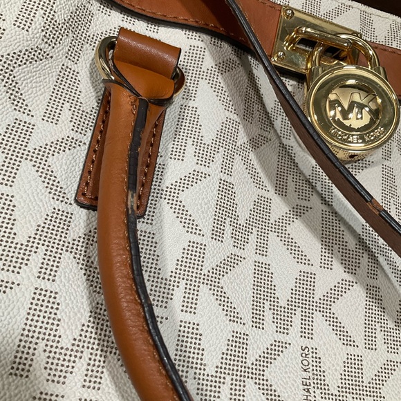 MICHAEL KORS HAMILTON LOGO TOTE WITH SHOULDER STRAP IN VANILLA - Picture 11 of 12